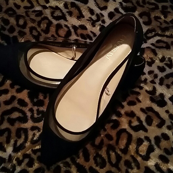 BLACK FLATS