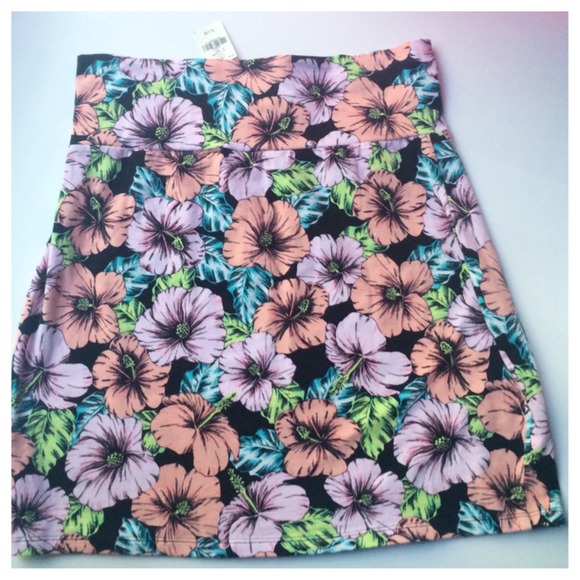 VS Mini Skirt - Picture 2 of 2