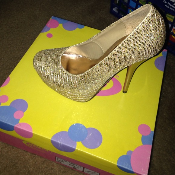 Gold heels! Super cute.