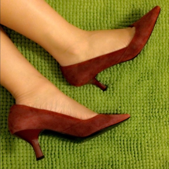 BCBG purple/maroon suede pointed toe kitten heels
