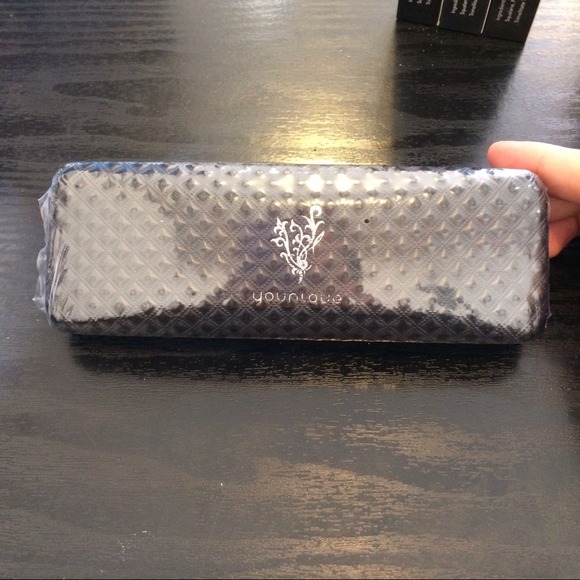 NEW && SeaLED younique 3d fiber lash mascara !!