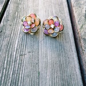 Floral stud earrings.