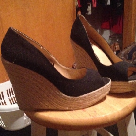 black wedges