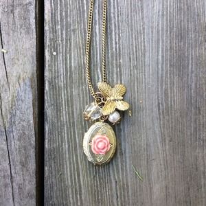 Golden locket necklace. 💐