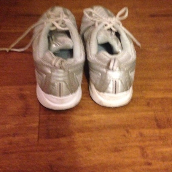 Grey nike shoes! - Picture 3 of 3