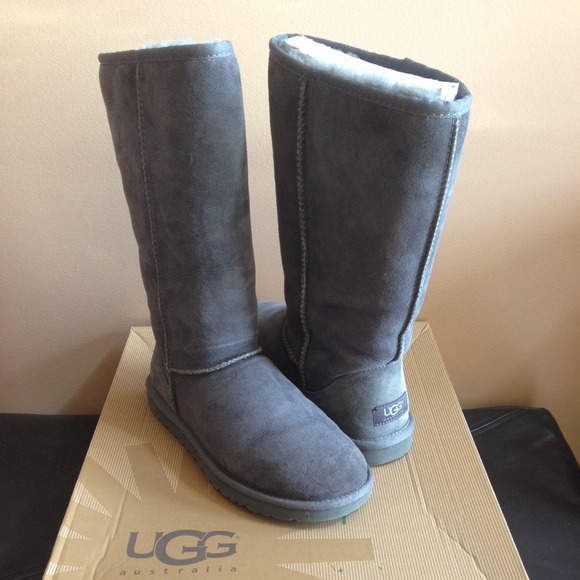 Uggs gray tall boots sz 7