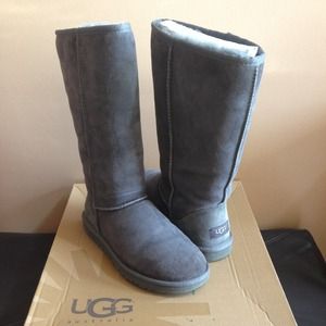 Uggs gray tall boots sz 7