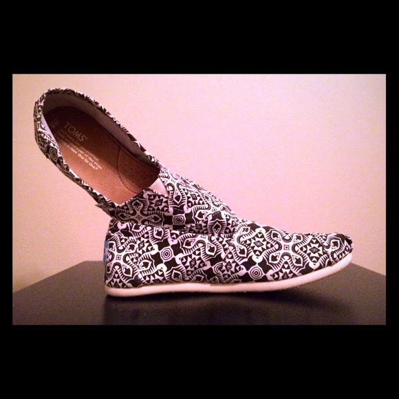 RESERVED! EUC TOMS B&W CANVAS TRIBAL PRINT FLATS 8