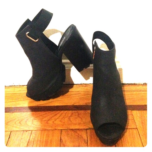 🔥ANKLE STRAP BLACK BOOTIES🔥