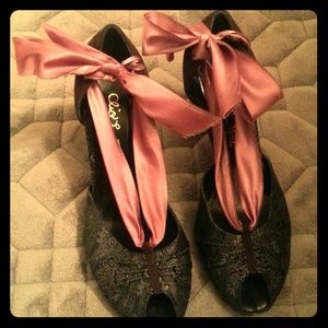 *CLOSET CLEARANCE* Vintage style! Ankle tie pump!