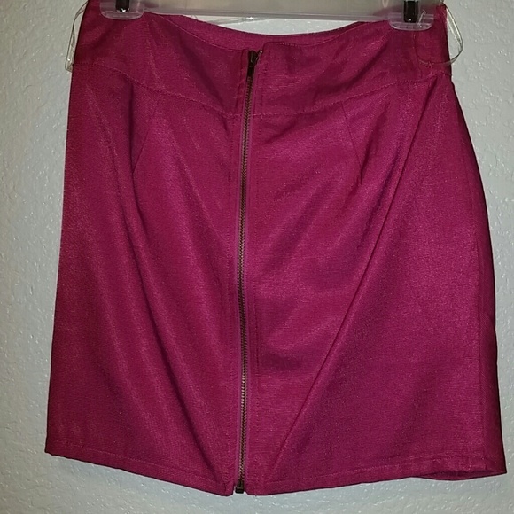 Fushia skirt - Picture 2 of 3