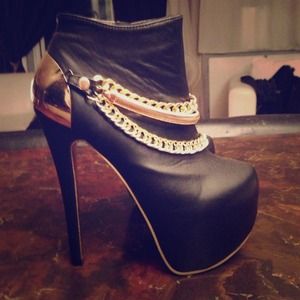 Privileged black bootie w/ gold chain ❤❤❤
