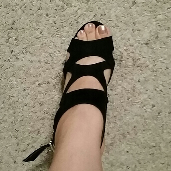 Black Guess Wedge