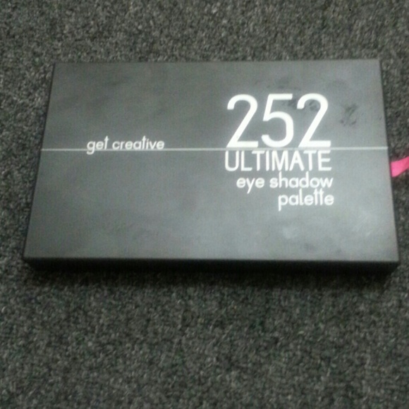 Coastal scent eyeshadow brand new never open