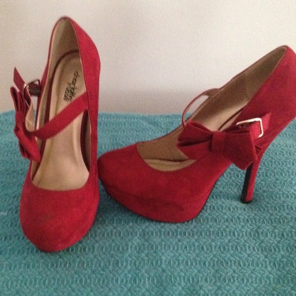 Sexy deep red pumps!