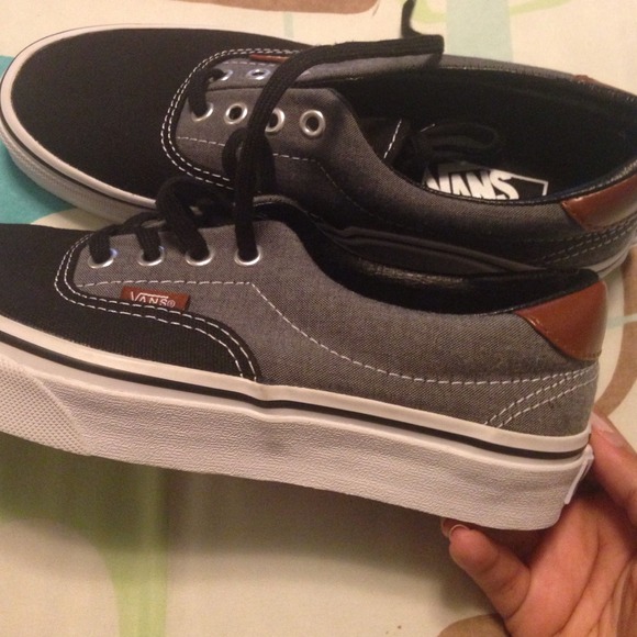 BRAND NEW Vans - Black/Chambray/Brown