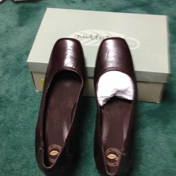 Brown (fudge) leather closed toe shoe