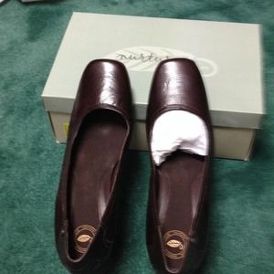 Brown (fudge) leather closed toe shoe