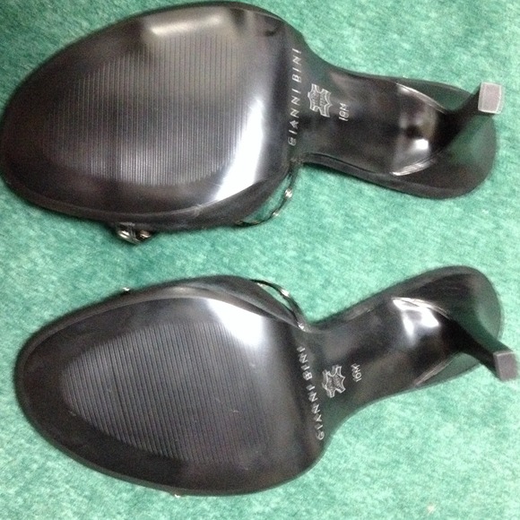 3 31/2 inch Gianni Bini shoe - Picture 2 of 4