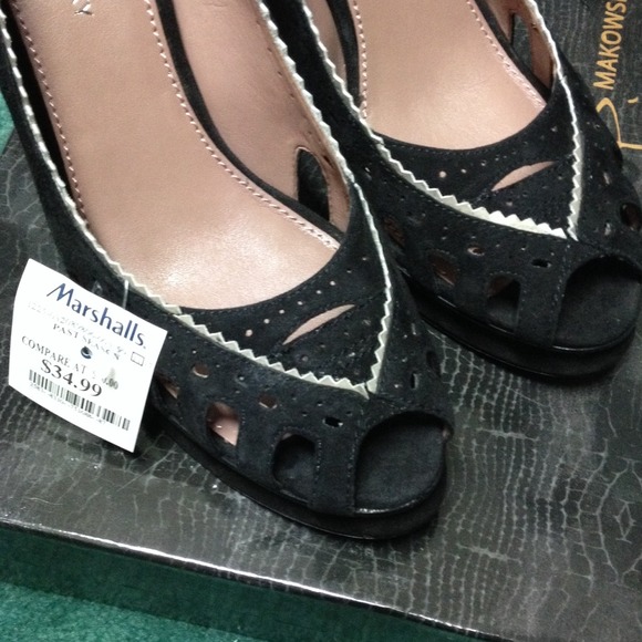 4 1/2 inch black suede shoe - Picture 2 of 4