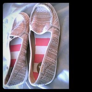 Roxy tan/aztec slip on loafers