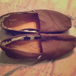 TOMS brown shoes. Barely worn