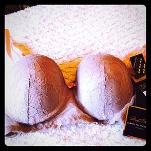 HOT light tan Marilyn Monroe intimates 36C