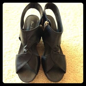 Pour La Victoire Black Wedges