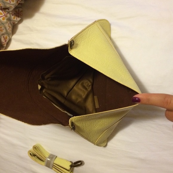 Light yellow small clutch - Picture 2 of 3