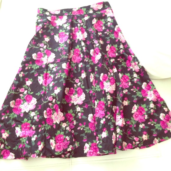 H&M Dresses & Skirts - H&M floral skirt size 6 fits like 4