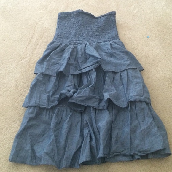 STRAPLESS BLUE RUFFLED DRESS