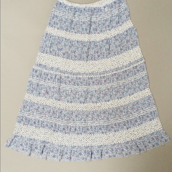 Veeko floral skirt in blue