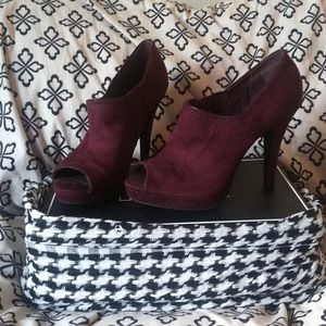 Wine color heels! Size 7