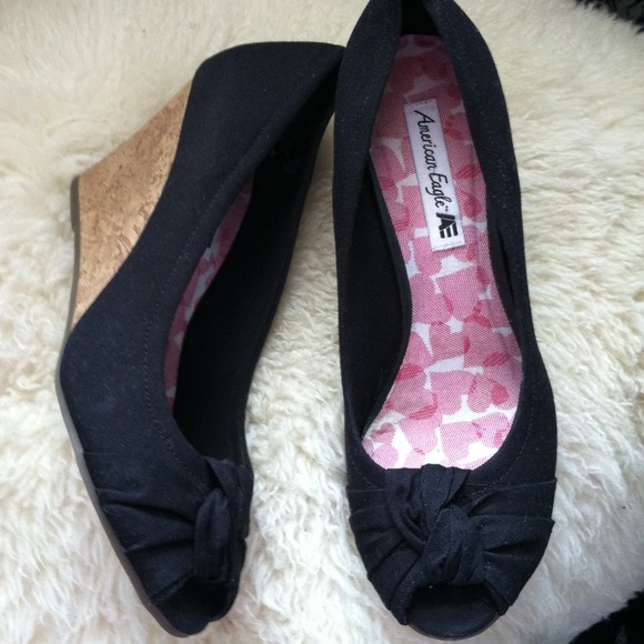American Eagle black wedges