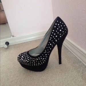 High heels black with diamond things