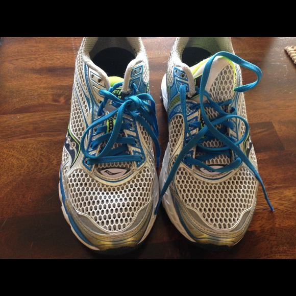 Saucony running shoes size 9 women's