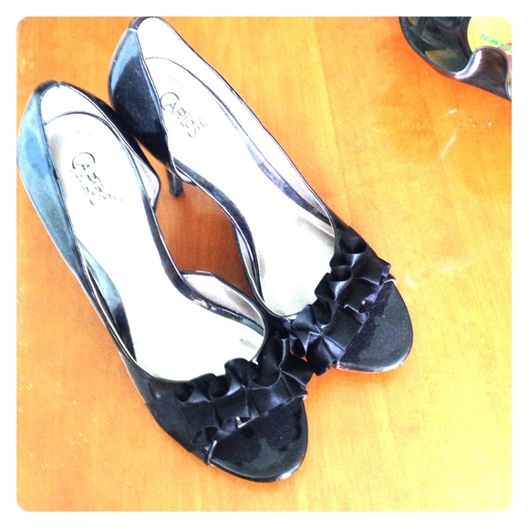 Carlos Santana patent leather heels