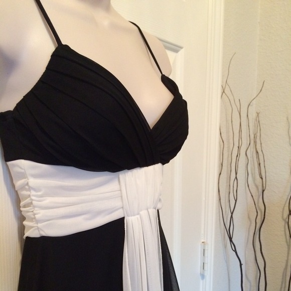 🔻Beautiful Windsor Formal. - Picture 2 of 3