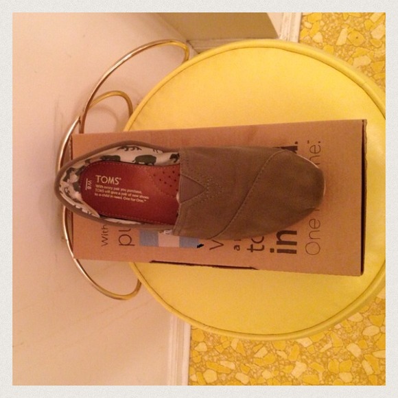 Olive green canvas toms
