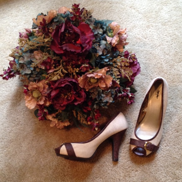 Linen Peep-Toe Pump - Picture 2 of 4
