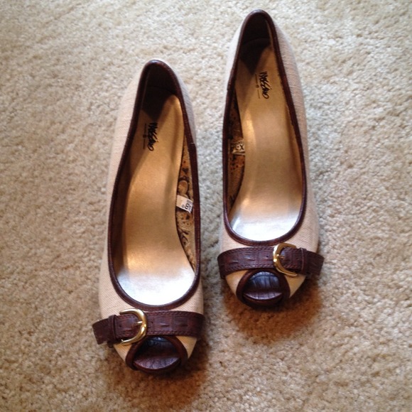 Linen Peep-Toe Pump - Picture 3 of 4