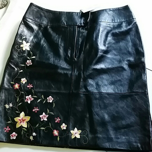 Black leather skirt with floral print