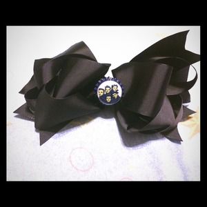 One Direction Large Black Bottle Cap Bow magnetic