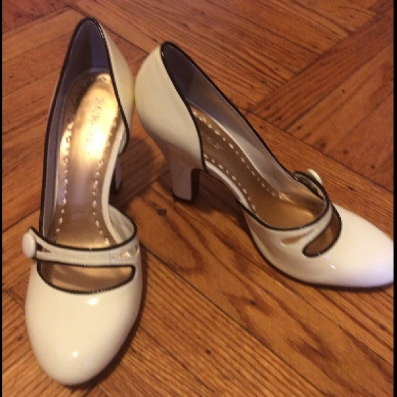 24 hr SALE Bone & Black maryjane heels