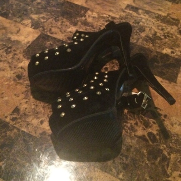 Open toe studded heels - Picture 3 of 3