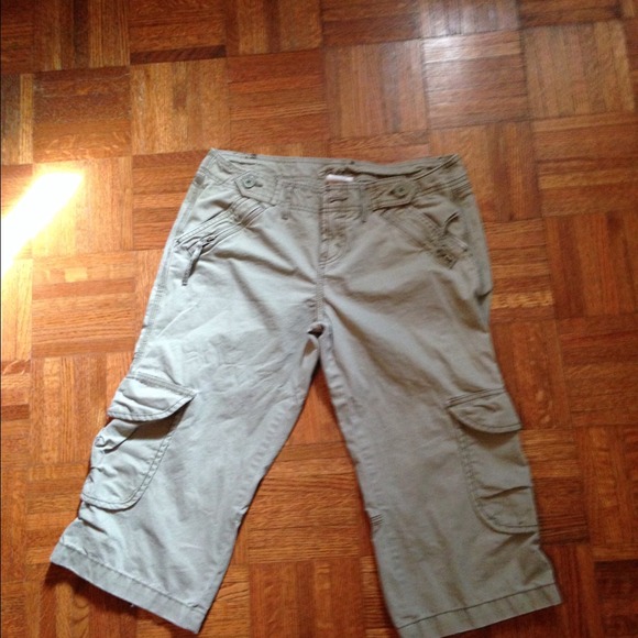 CARGO CAPRI PANTS.