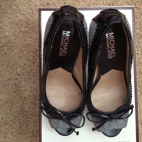 REDUCED PRICE!!  🎁 Beautiful Michael Kors heels.