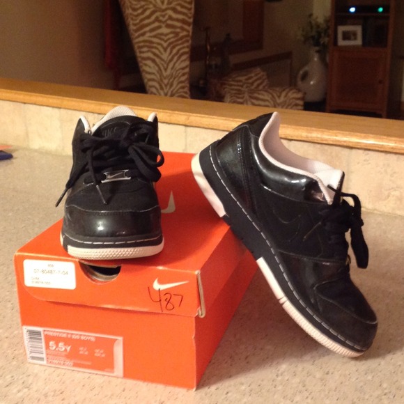 Nike BOYS 5.5 youth