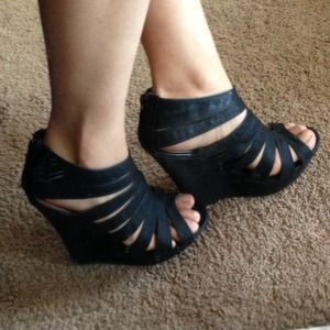 DollHouse Black Wedges !