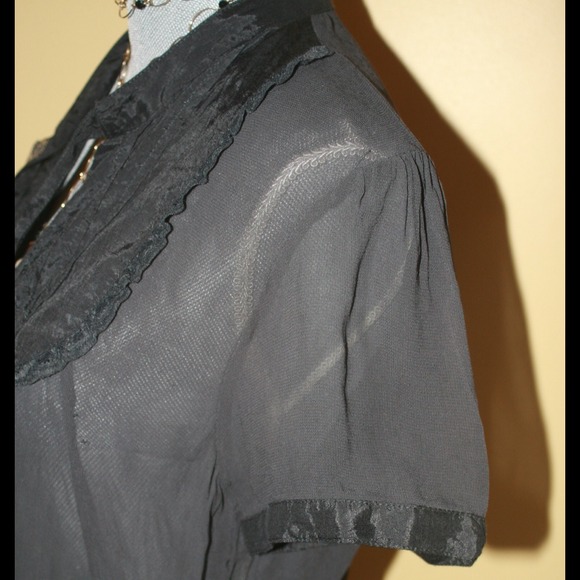 Cute black Dressy Blouse, Silk(??) - vintage look - Picture 3 of 4
